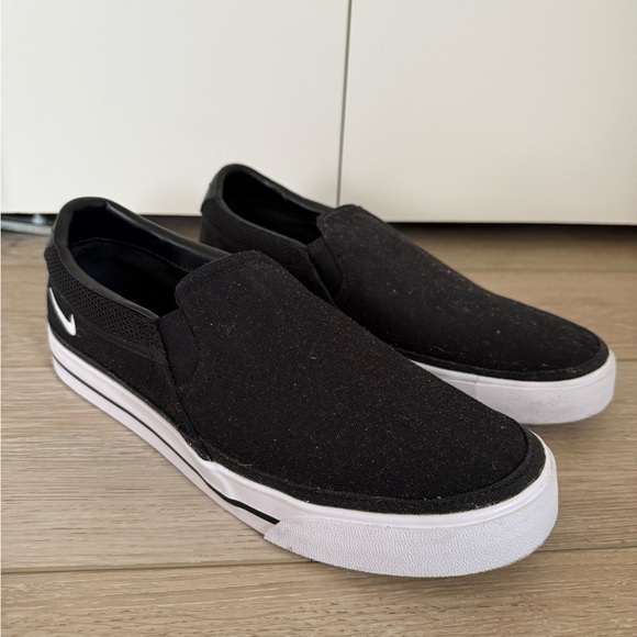 Men’s Nike slip on black white loafers size 9.5 worn once - Picture 1 of 5